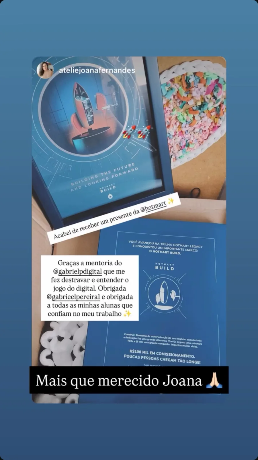 Aluna recebendo a placa da Hotmart